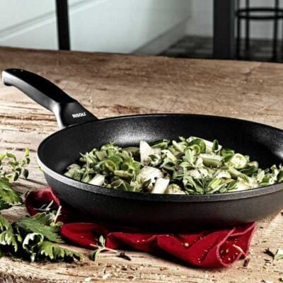 Black Plus Induction ambientata